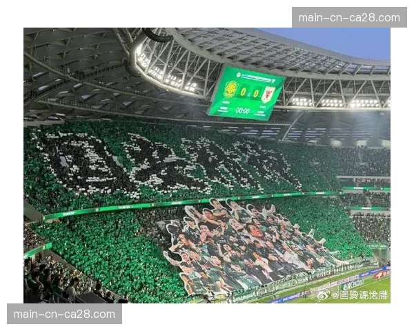 工体北看台巨型TIFO展开，北京国安球迷迎回主队赛季首秀