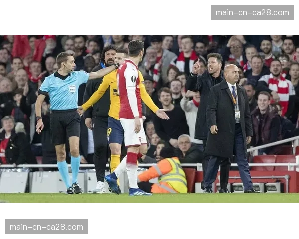 场边故事：马竞主帅西蒙尼因抗议判罚被裁判出示黄牌警告