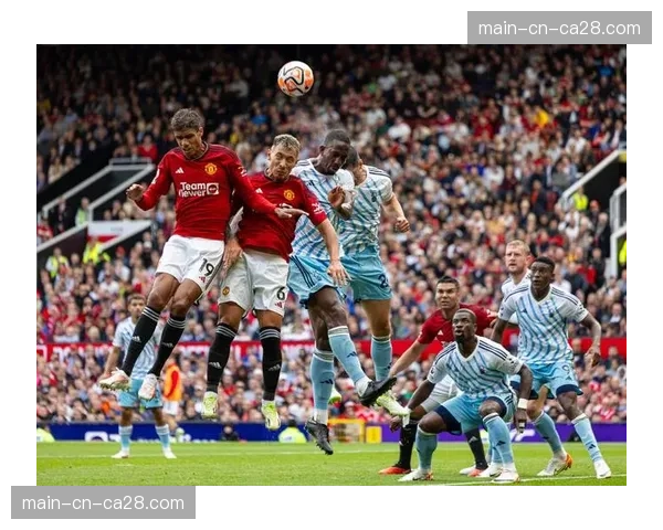 终场哨响,诺丁汉森林老将沃勒尔与儿子(对手球员)交换球衣 终场哨响,诺丁汉森林老将沃勒尔与儿子(对手球员)交换球衣